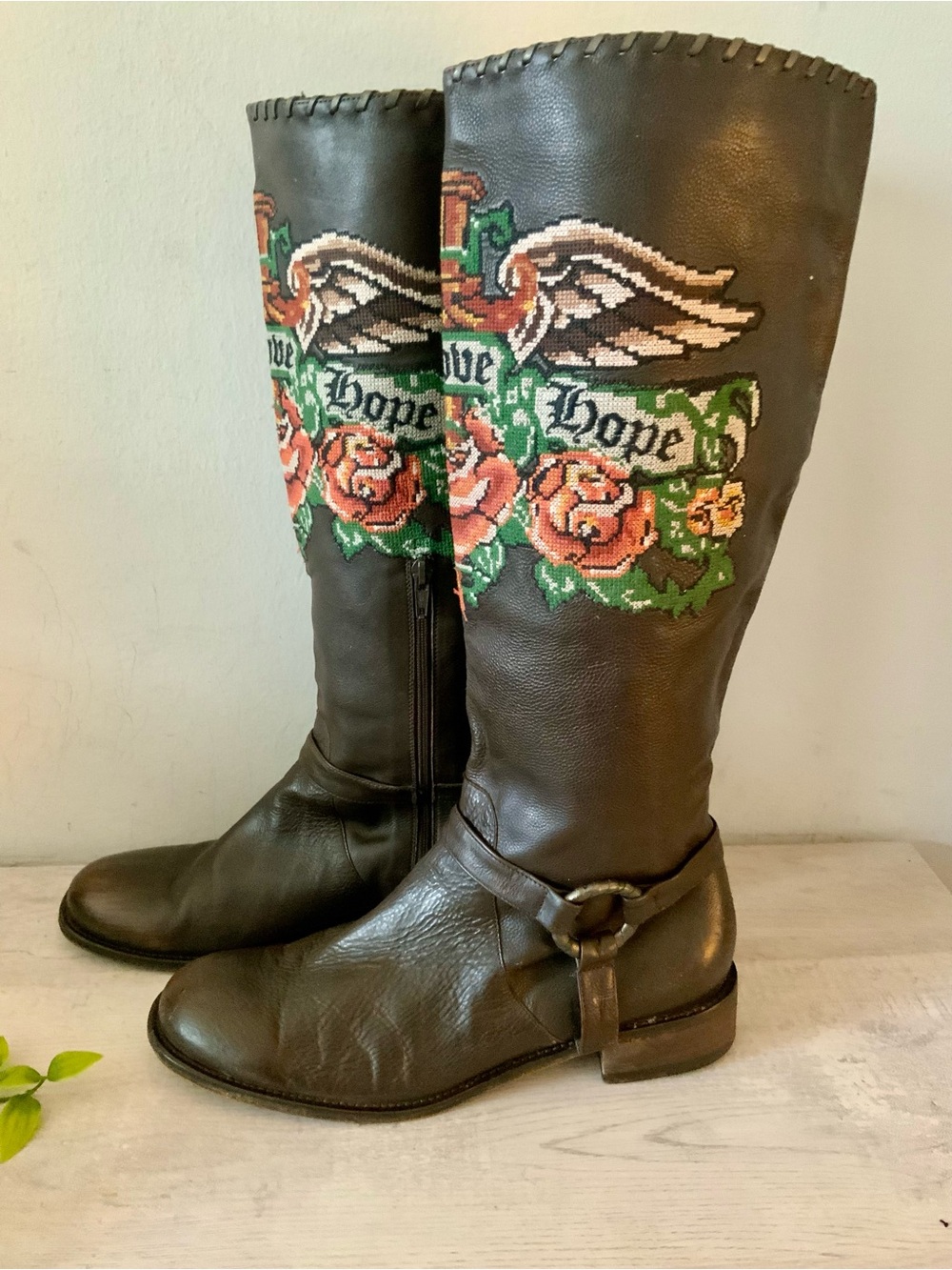 ISABELLA FIORE Y2K FAITH LOVE HOPE LEATHER ^ EMBROIDERED BOOTS 10